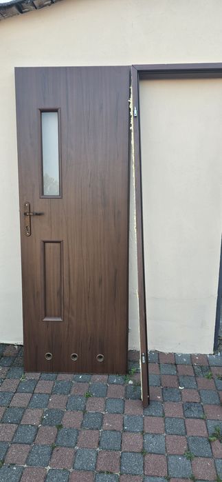 Drzwi wewnętrzne prawe 1 sztuka z futrynami i klamkami