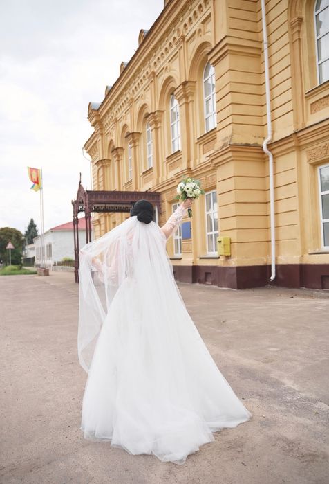 Розкішна весільна сукня