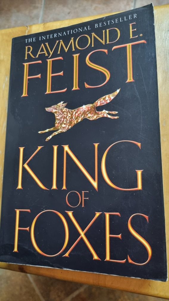Raymond E. Feist King of foxes, Into a dark realm
