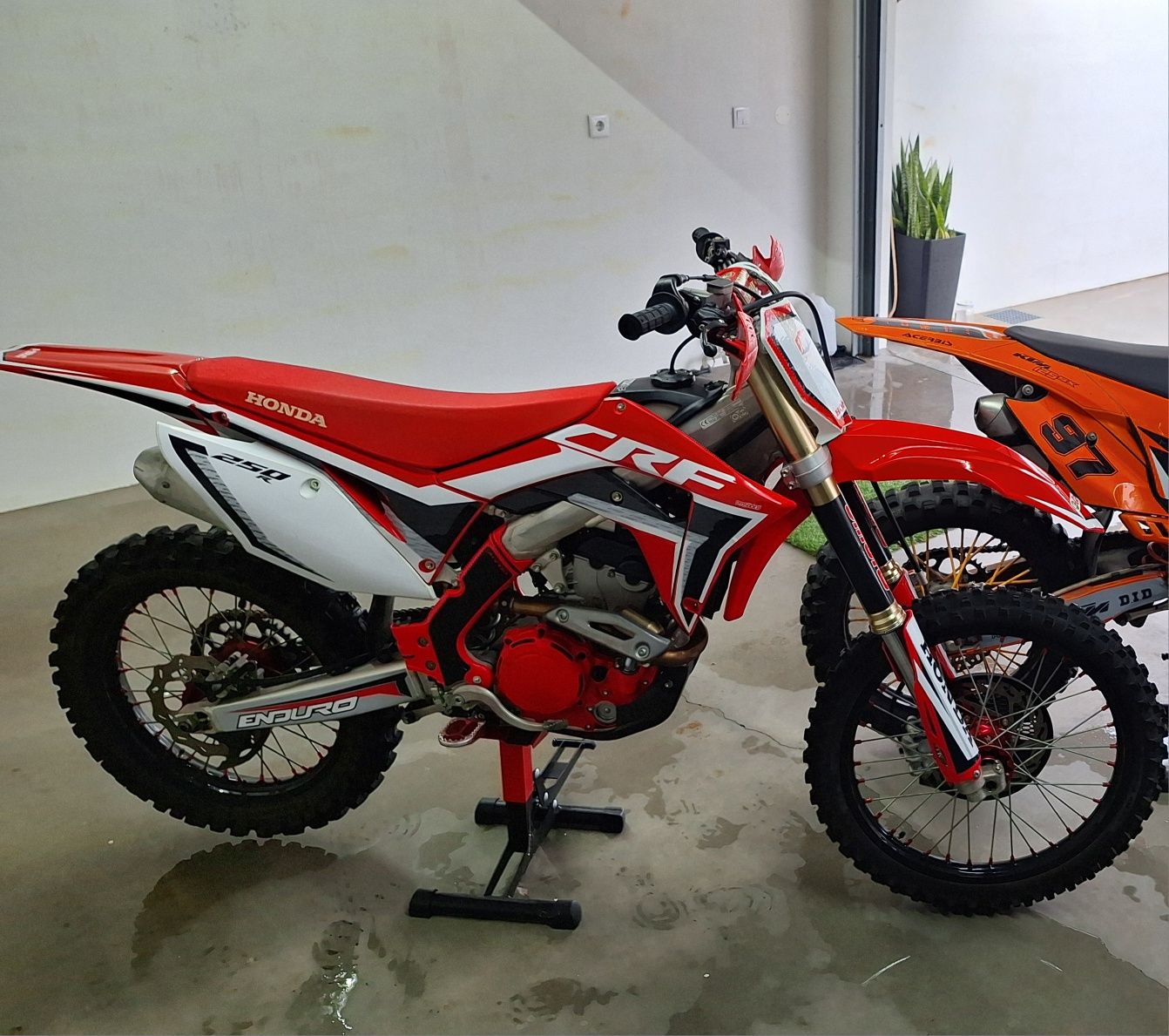 Honda crf r 250.