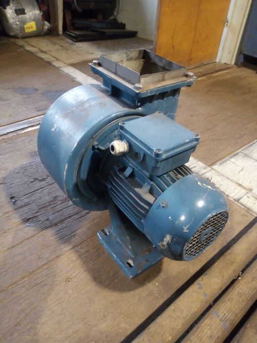 Wentylator wyciąg silnik 2,2kW 2875obr. Wylot 15x17cm