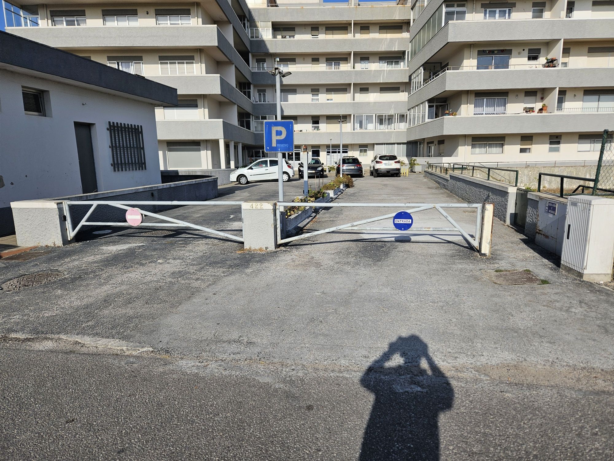 Lugar de garagem grande com arrumo