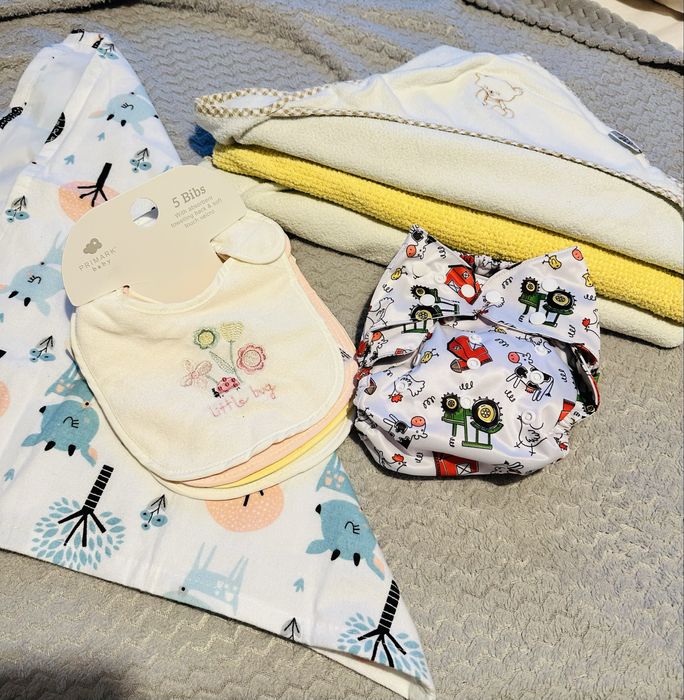Zestaw dla niemowlaka: 3 ręczniki, pieluszka treningowa, 4 śliniaczki.