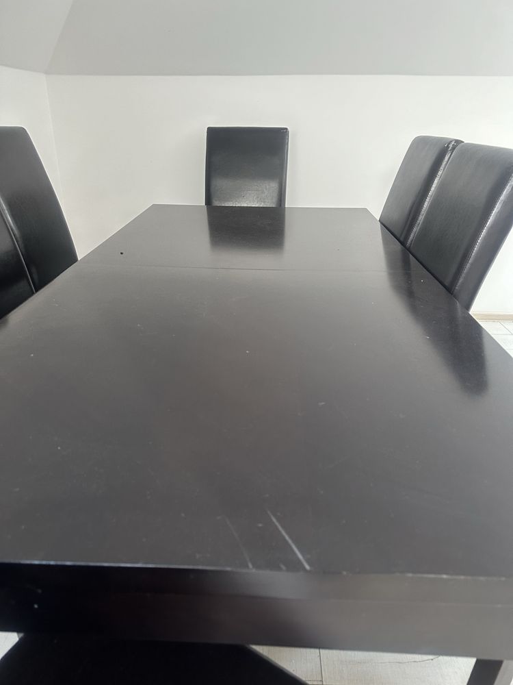 Czarny stół z krzeslami