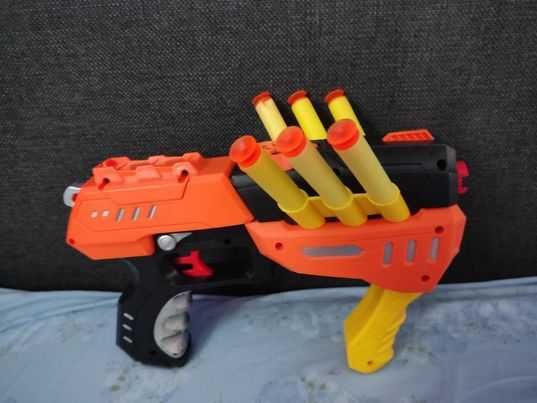 Pistolet na strzałki z przyczepną końcówką