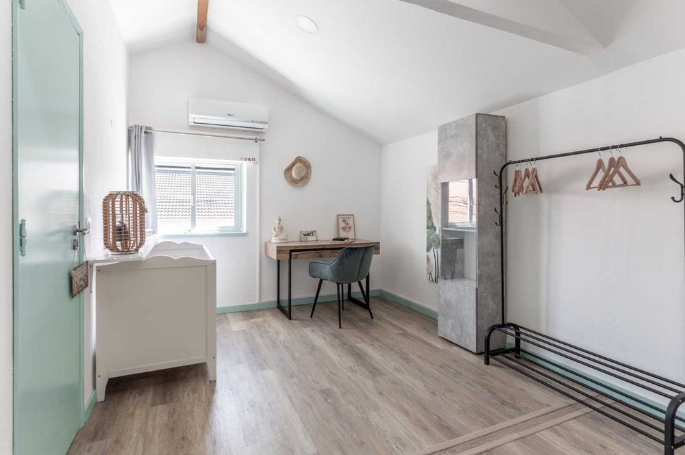 Alugo 1º andar moradia em Fernao Ferro