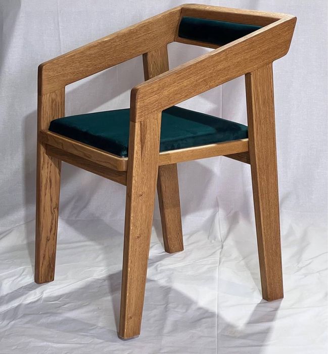 Стілець з дуба з мʼякими частинами