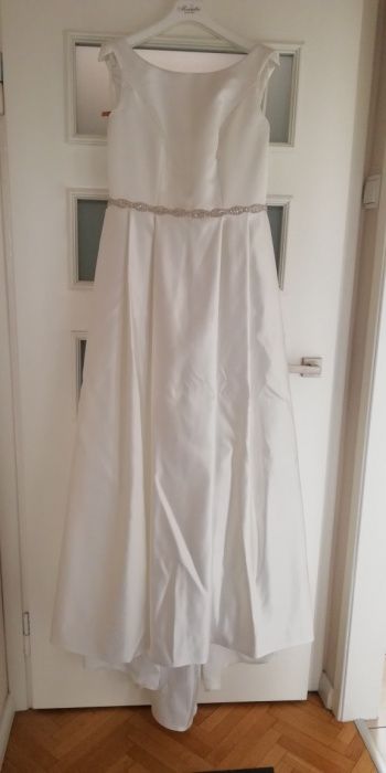 Klasyczna prosta suknia ślubna odkryte plecy off white z trenem 38/40