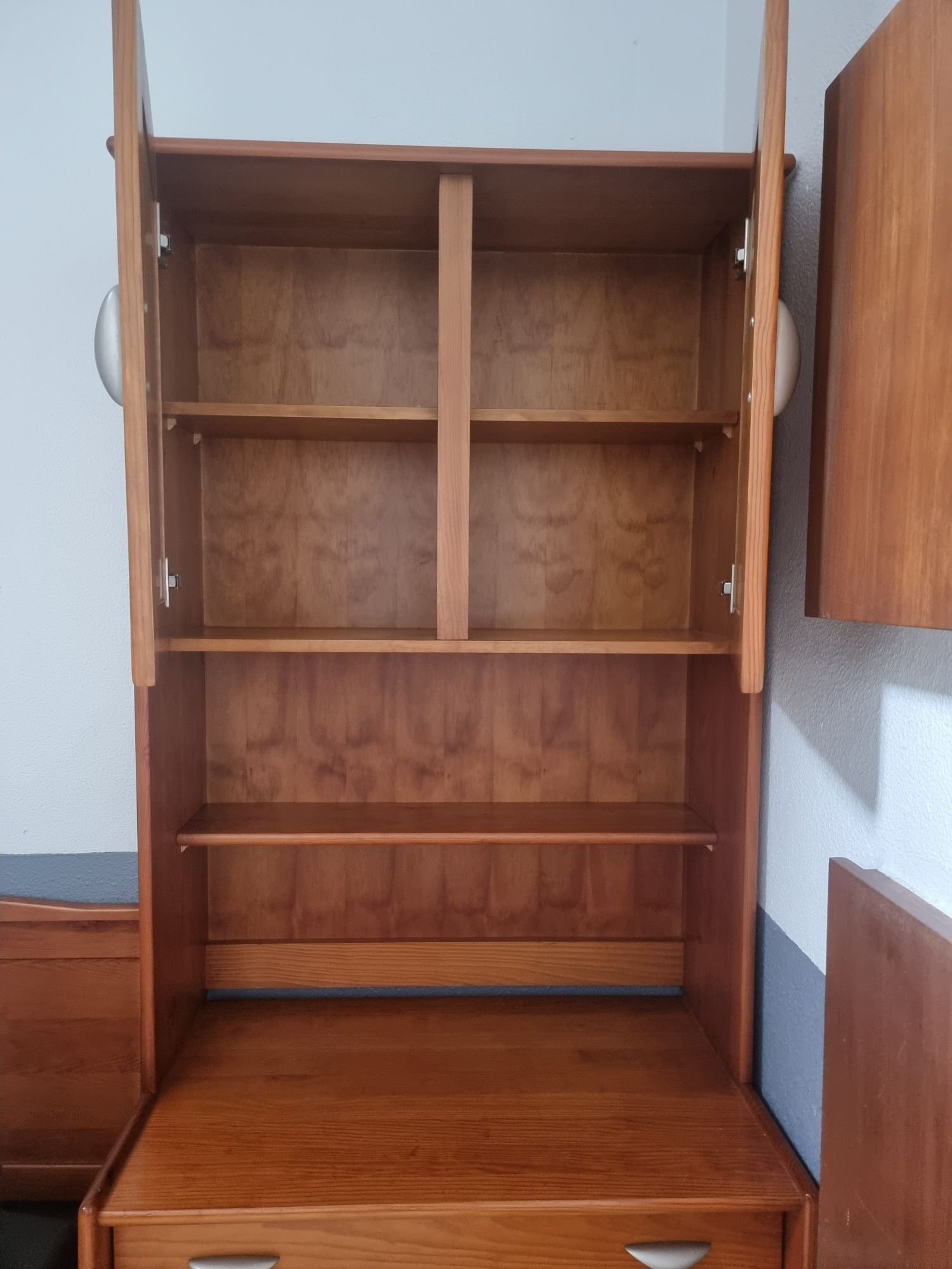 Vendo secretária de quarto
