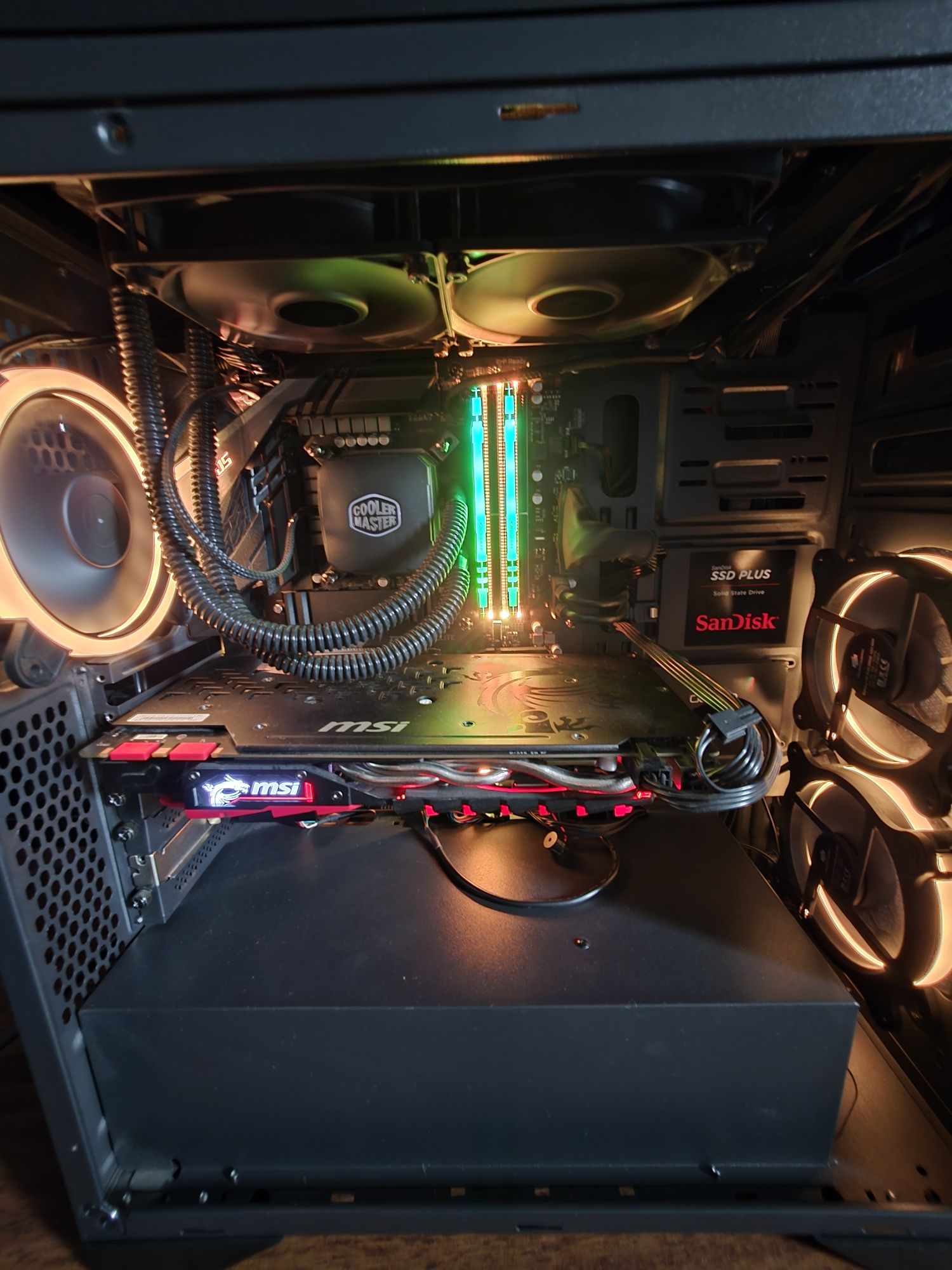 Komputer z chłodzeniem wodnym i5 / GTX 1070 / RGB /

16 GB