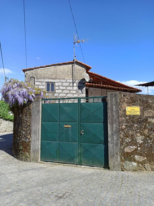 Moradia T3 com terreno em Couto Barcelos