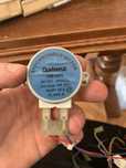 Silnik obrotowy talerza mikrofalówki SM-16T – 220V – sprawny