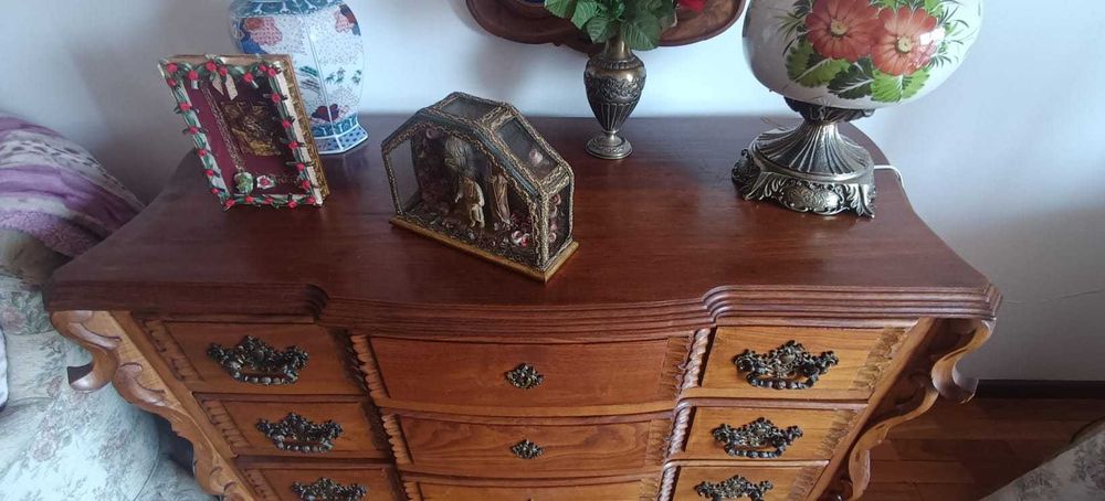 Cama antiga / vintage - quarto (cama, mesinhas e cómoda)