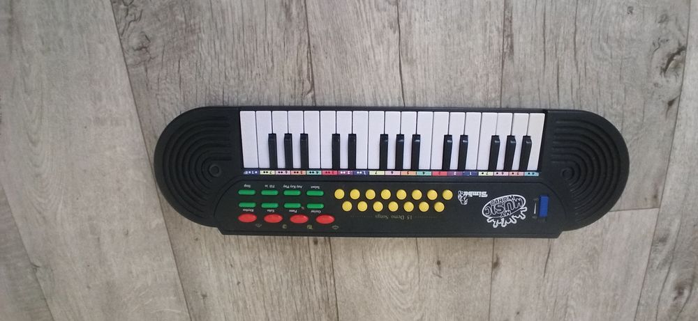 Дитячий синтезатор з піснями — музичний інструмент для маленьких талан