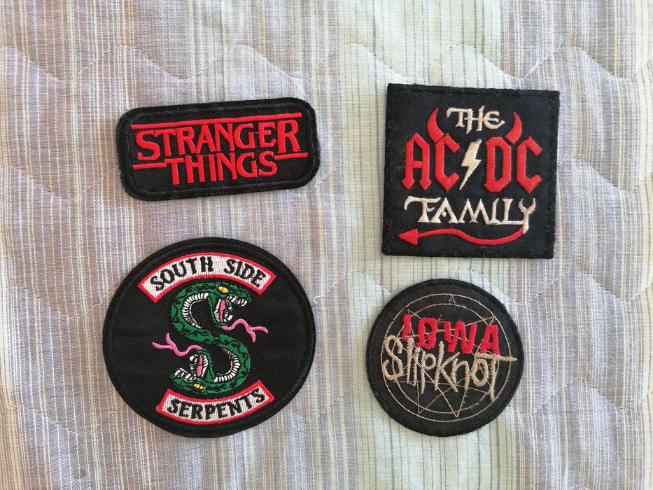 Emblemas de bandas e séries