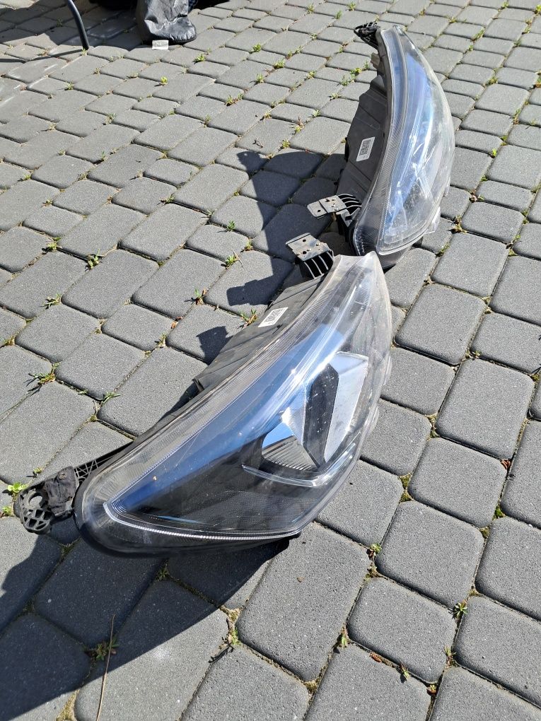 Ford Focus mk4 lampy reflektory przednie led statyczne czarne komplet