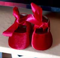 Sapatos vermelhos de veludo