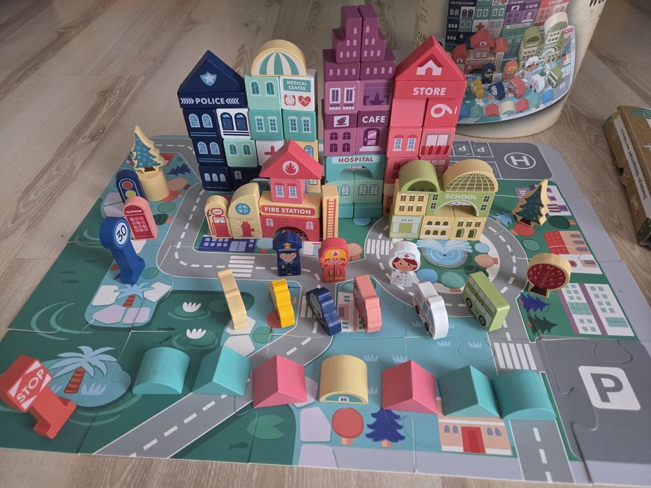 Drewniane zabawki, miasteczko, labirynt, gra balansujące drzewo