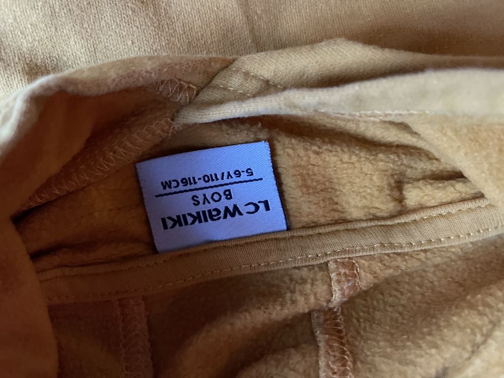 Bluza kangurka ze świecącym w ciemności dinozaurem