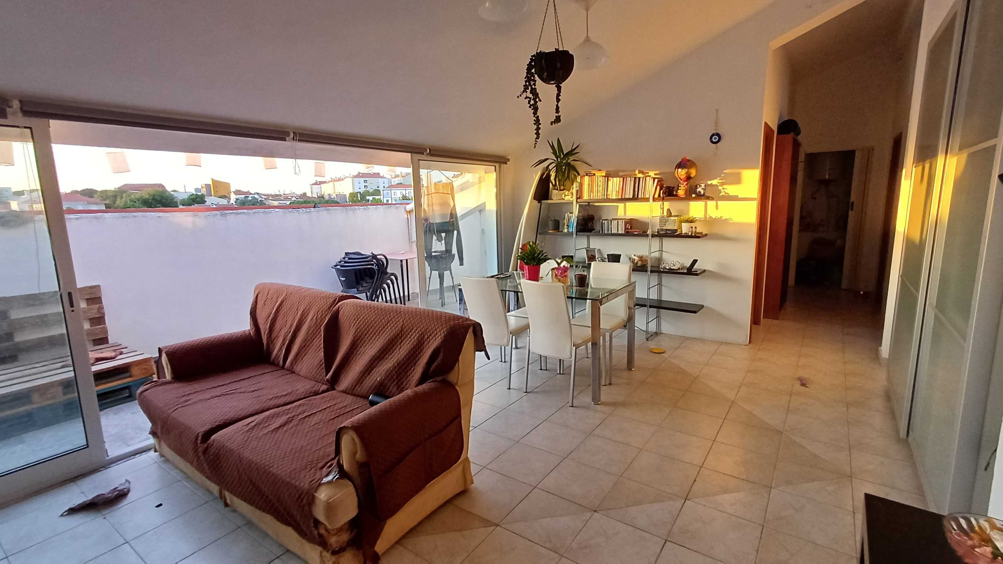 Quarto para arrendar no centro do Monte da Caparica