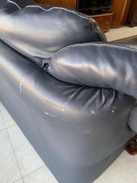 2 sofás em pele azul de dois lugares