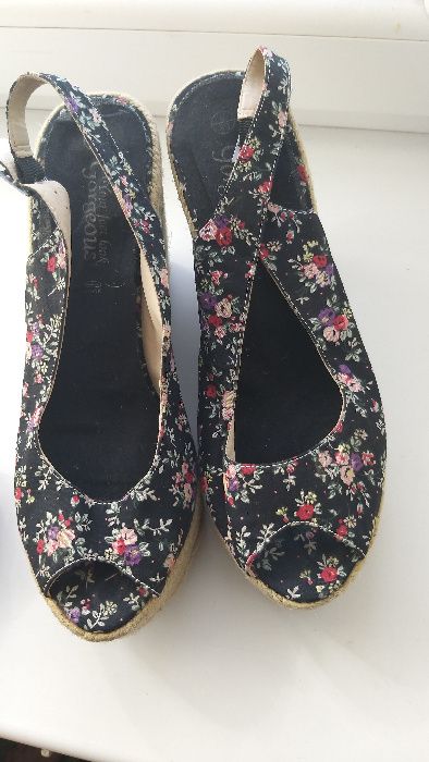 Босоножки на платформе в цветочек