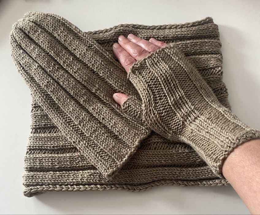 Zimowy komplet z welny z merynosow - czapka komin mitenki