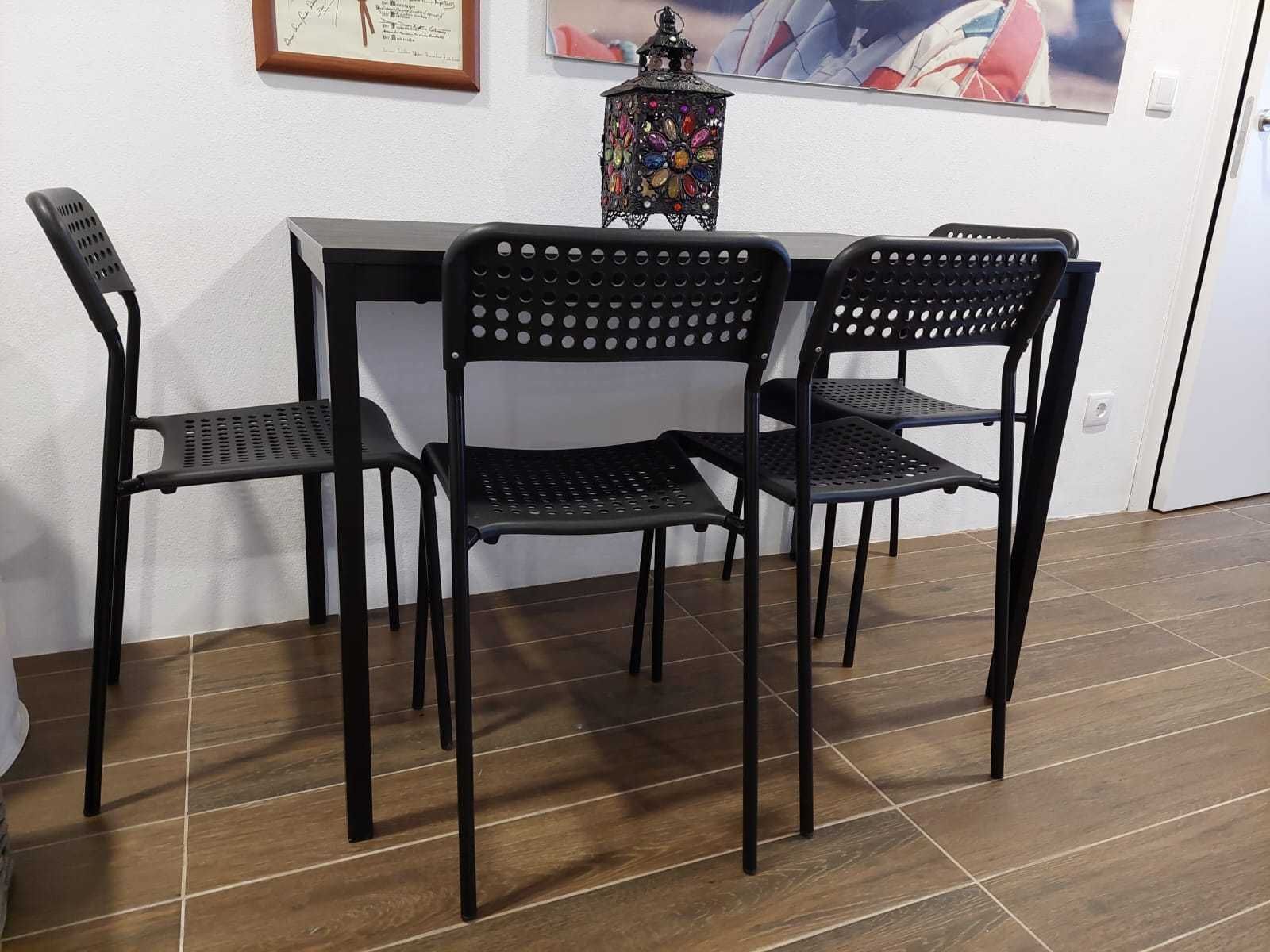 conjunto de mesa e quatro cadeiras
