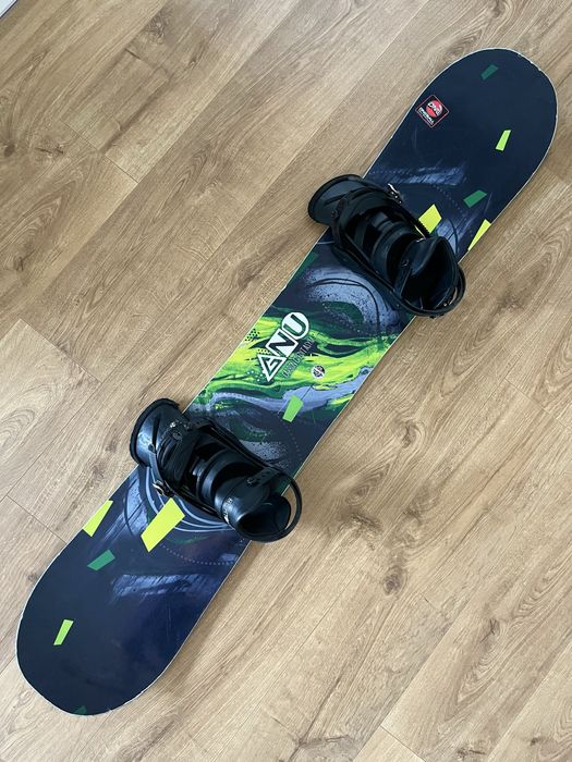 Deska snowboardowa GNU Carbon Credit Asym 153 cm, wiązania Burton