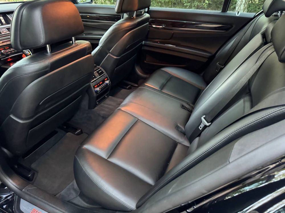 BMW 750i 2014 год выпуска в хорошем состоянии