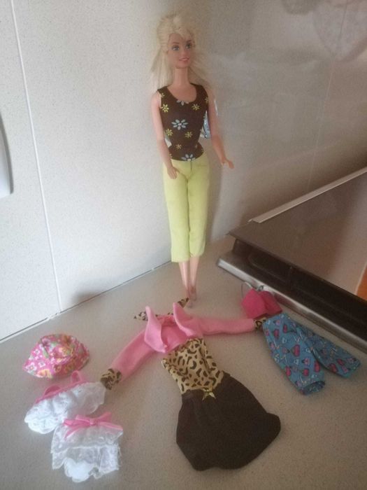 Boneca Barbie loura de olhos azuis