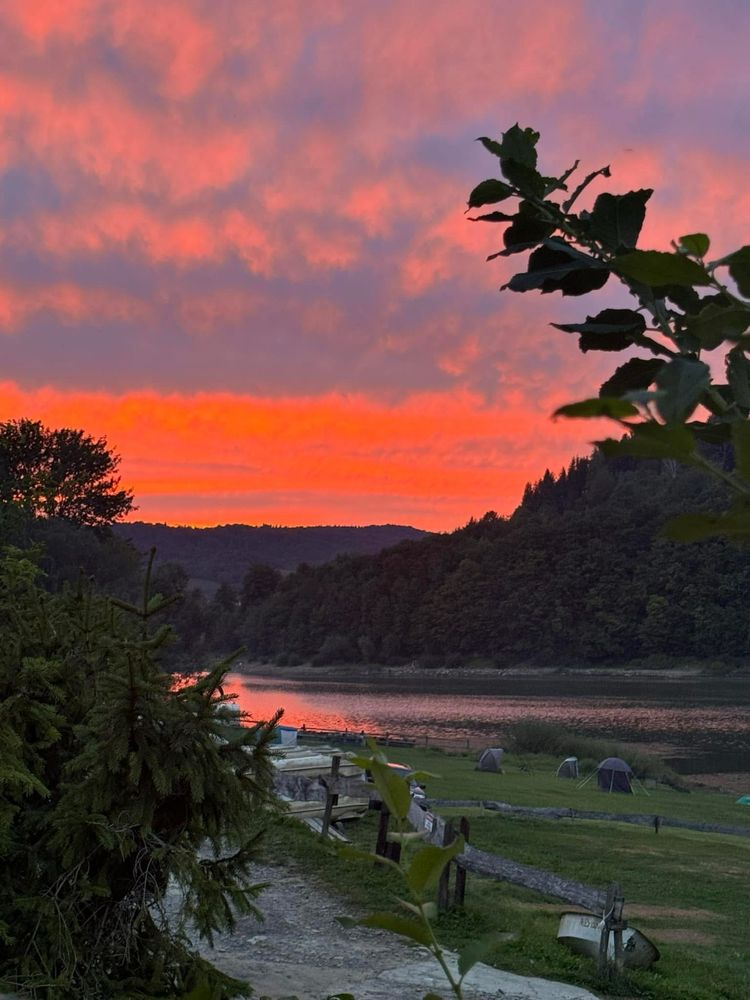 Pole namiotowe Camping Bieszczady nad jeziorem Solina Zawóz