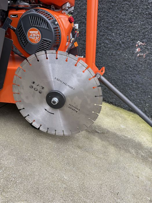 Cortador de asfalto com deposito de agua