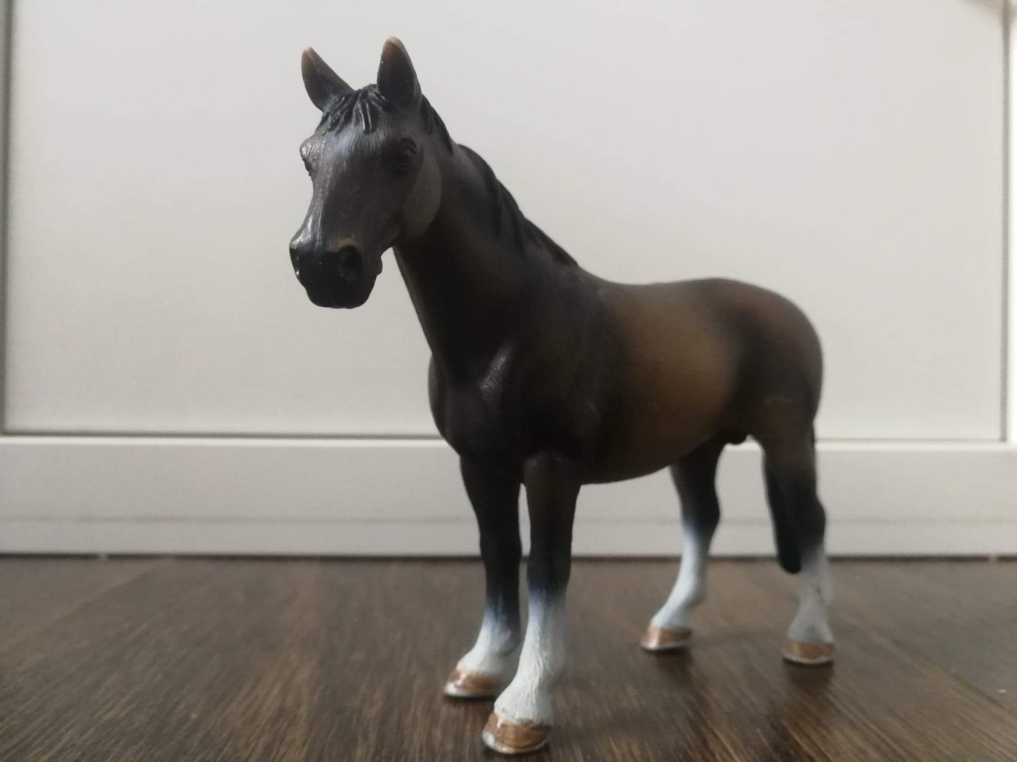 Figurki kolekcjonerskie koni firmy Schleich wycofany ogier Hanowerski