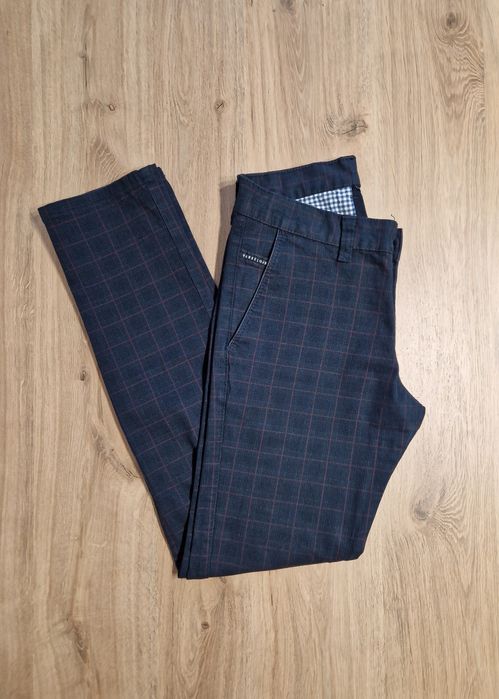 Spodnie męskie w kant granatowe z delikatną czerwoną kratką L32