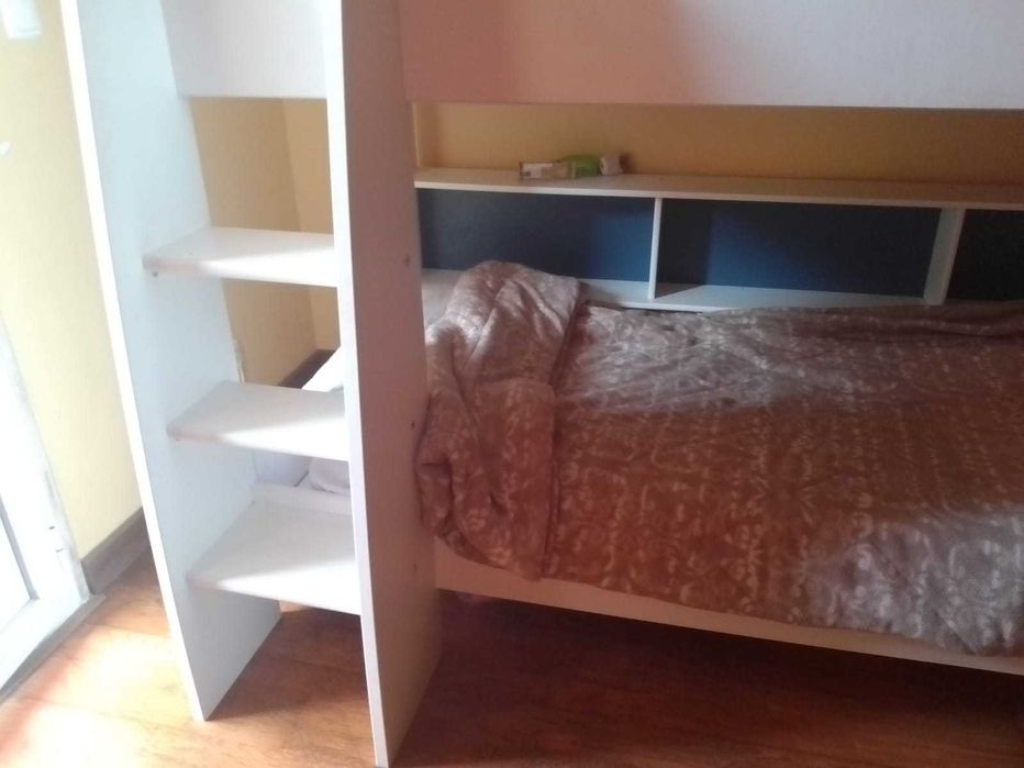 Beliche branco, robusto, com prateleiras/nichos