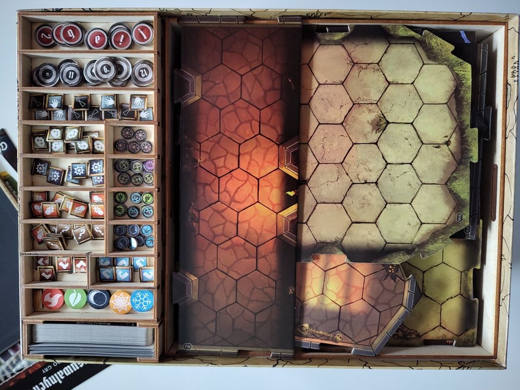 Gloomhaven pl + drewniany insert + zestaw usuwalnych naklejek