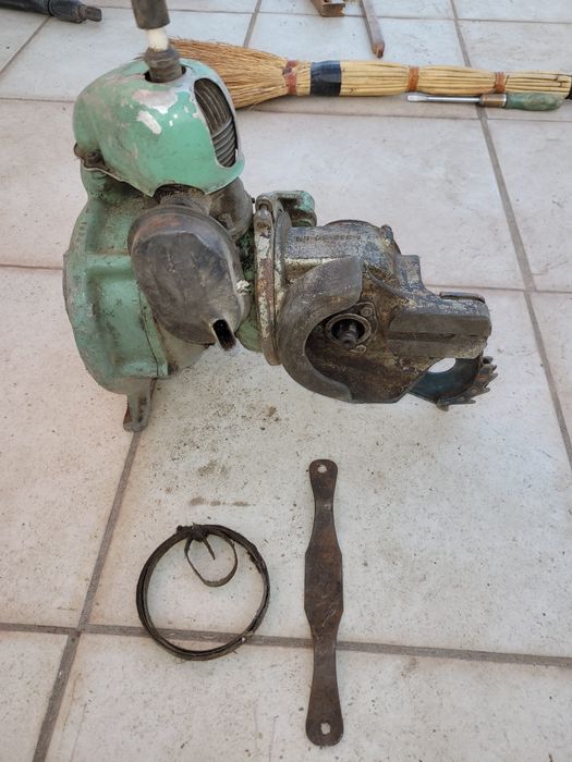 Мотор бензопилы Дружба 2 в рабочем состоянии