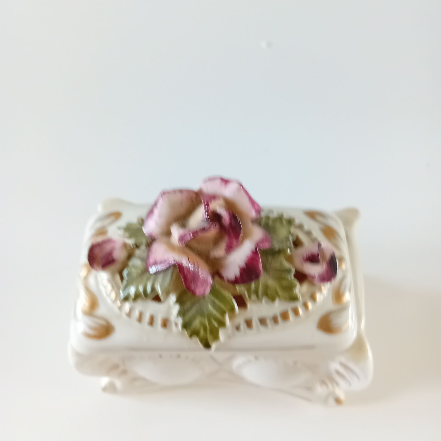 Porcelanowa szkatułka