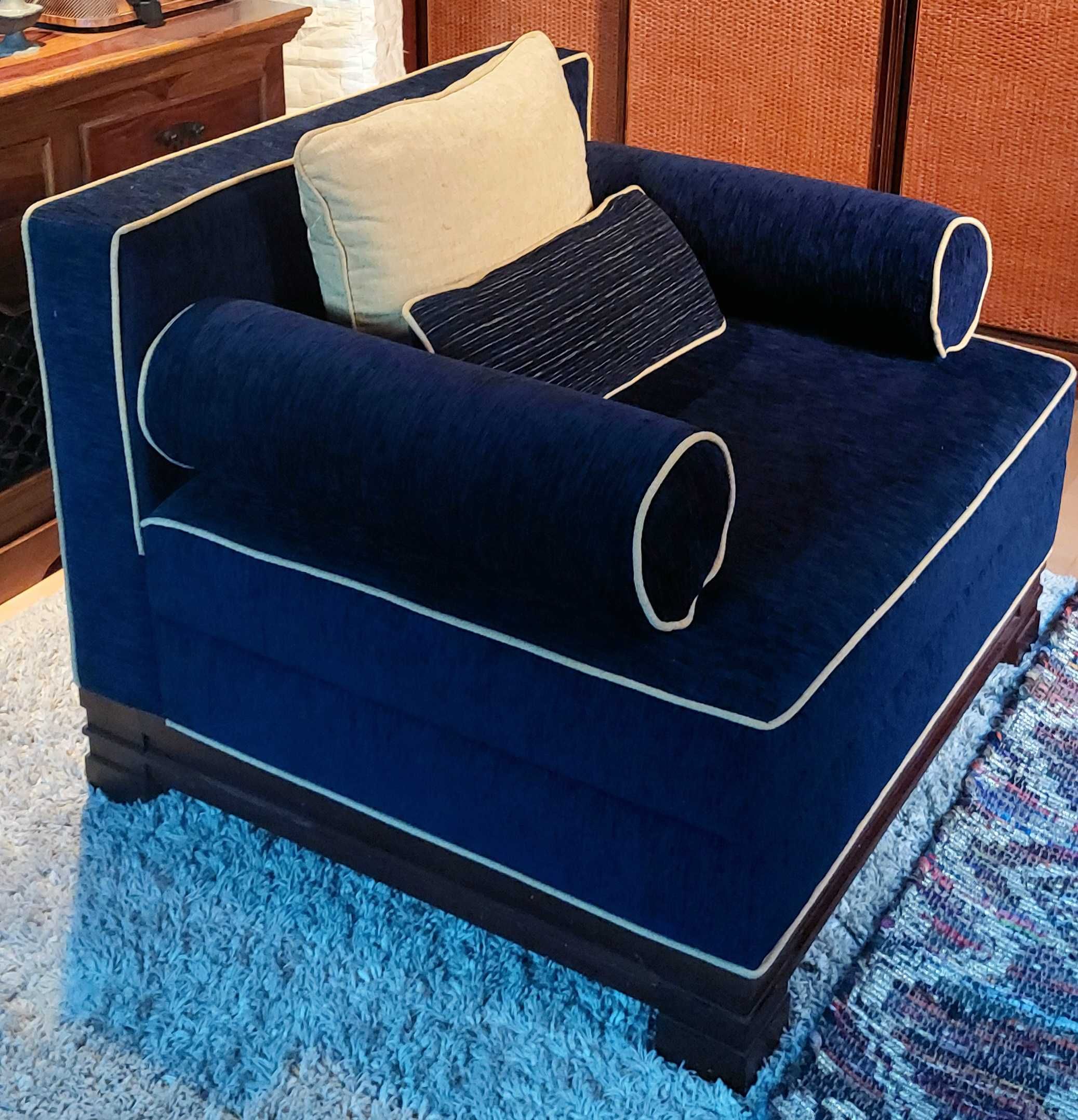 Piękny, designerski fotel. Dodaje charakteru pomieszczeniom