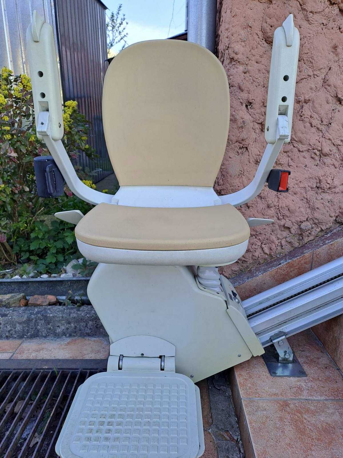 używane krzesełko schodowe Acorn na szynie prostej 590 cm