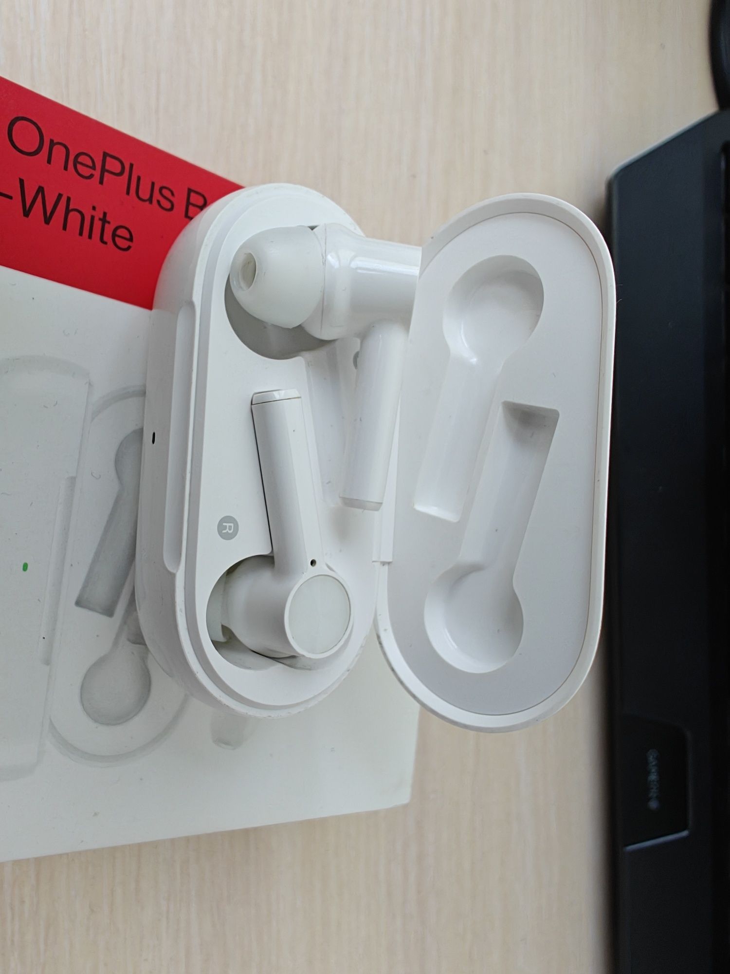 OnePlus buds Z white