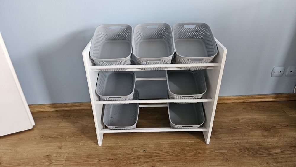 Biały regał z koszykami