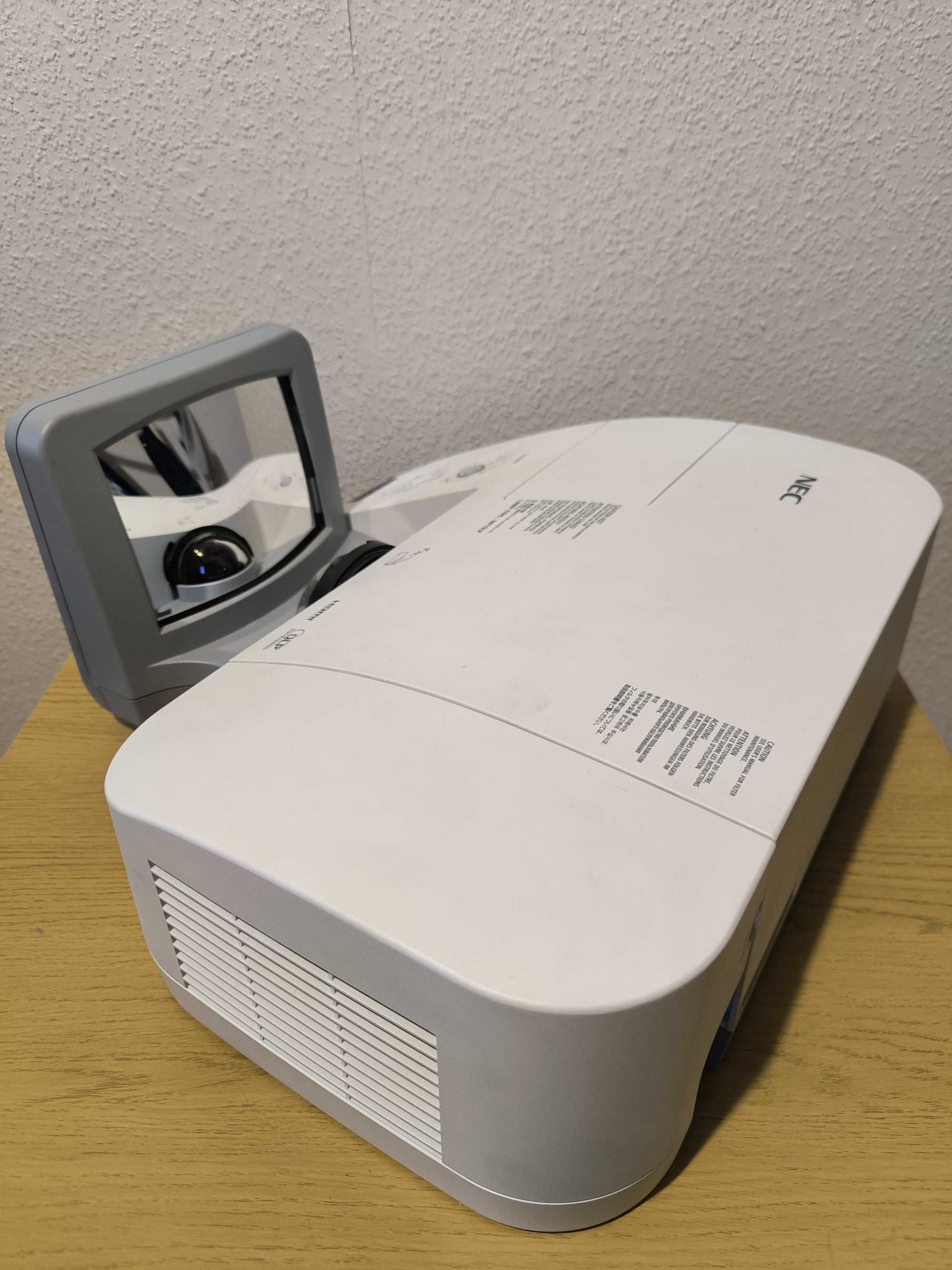 Projektor NEC NP250X DLP + Ekran GRATIS
