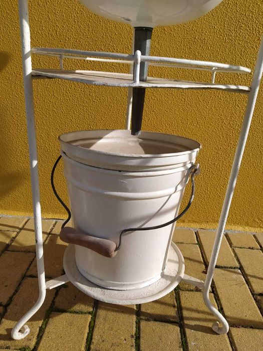 Lavatório antigo completo branco