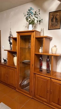 Movel de sala com mesa e cadeiras de refeição.