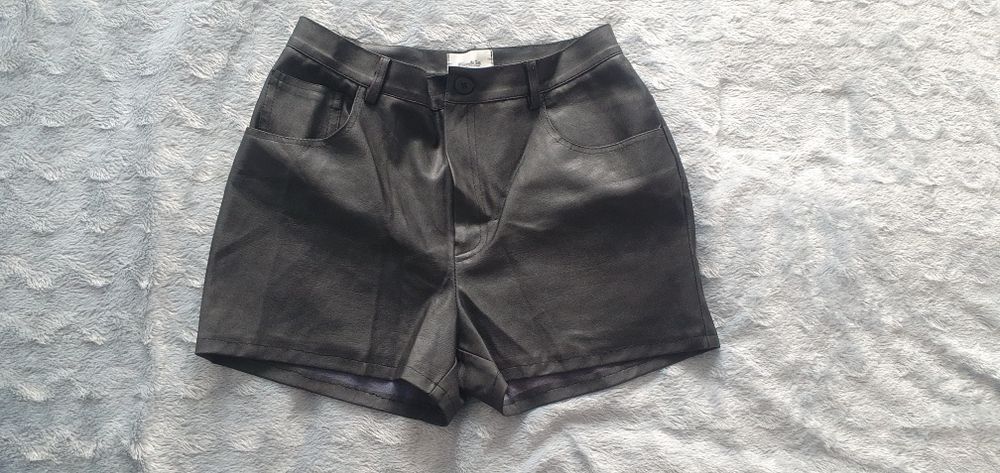 Czarne spodenki r 36