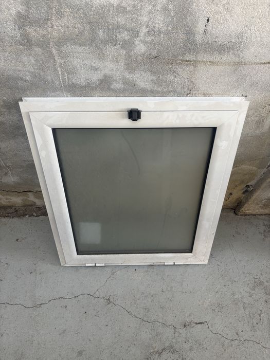 Basculante com 765x887 cm com vidro duplo fosco