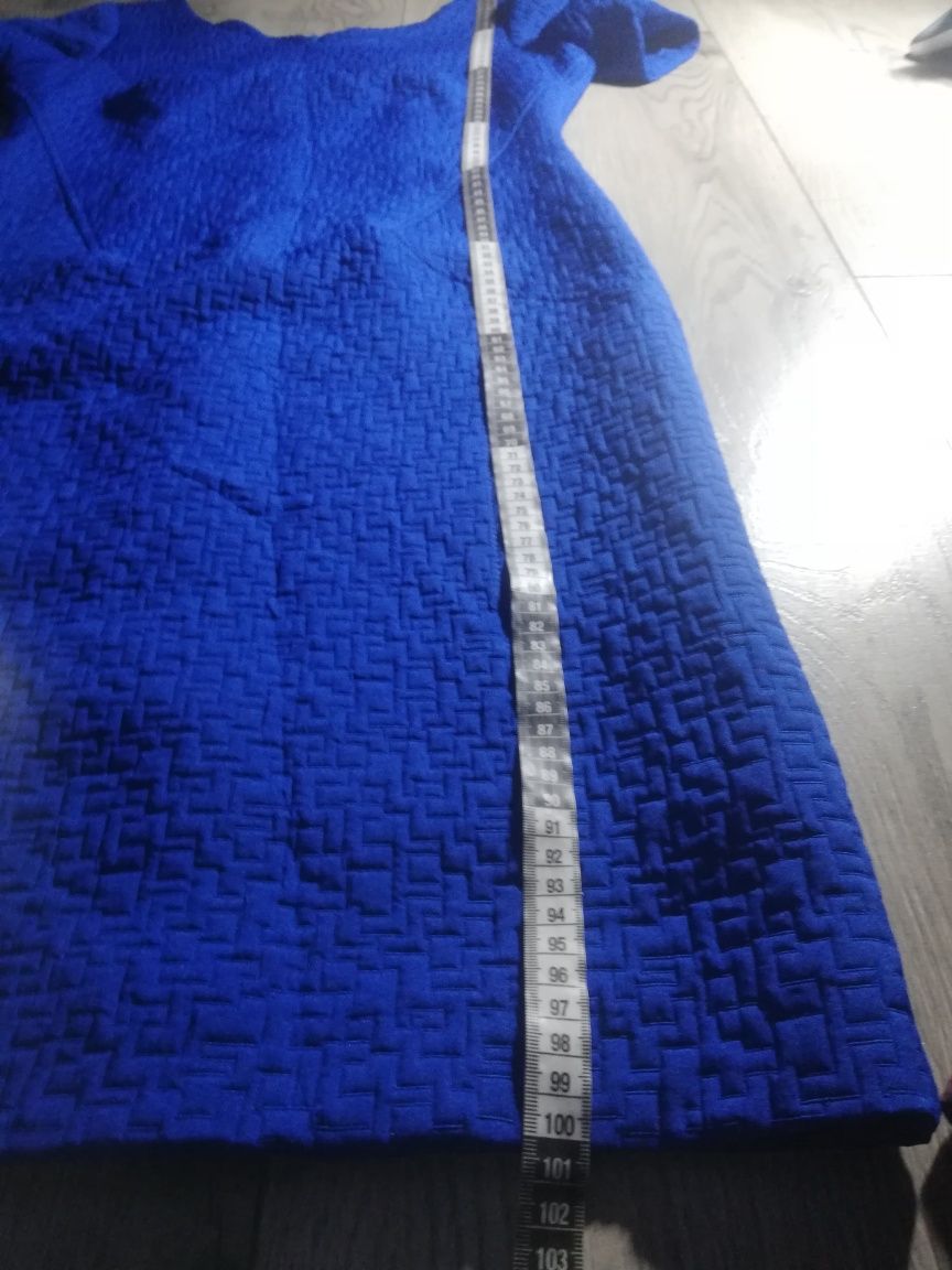 R. 40 kobaltowa chabrowa sukienka z tłoczonymi wzorami
