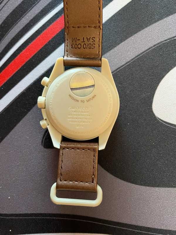 SO33T100 Omega x Swatch Saturn: Kosmiczny Zegarek z Saturnem